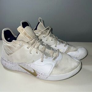 Nike Men’s Sneakers in White and Gold